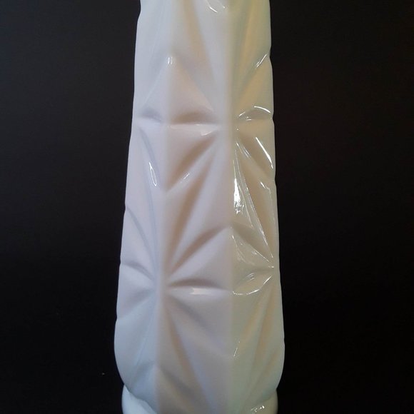 VINTAGE FLUTED 9" MILK GLASS STEM VASE - 9" TALL x 2-1/2" BASE - BEAUTIFUL - Picture 4 of 4